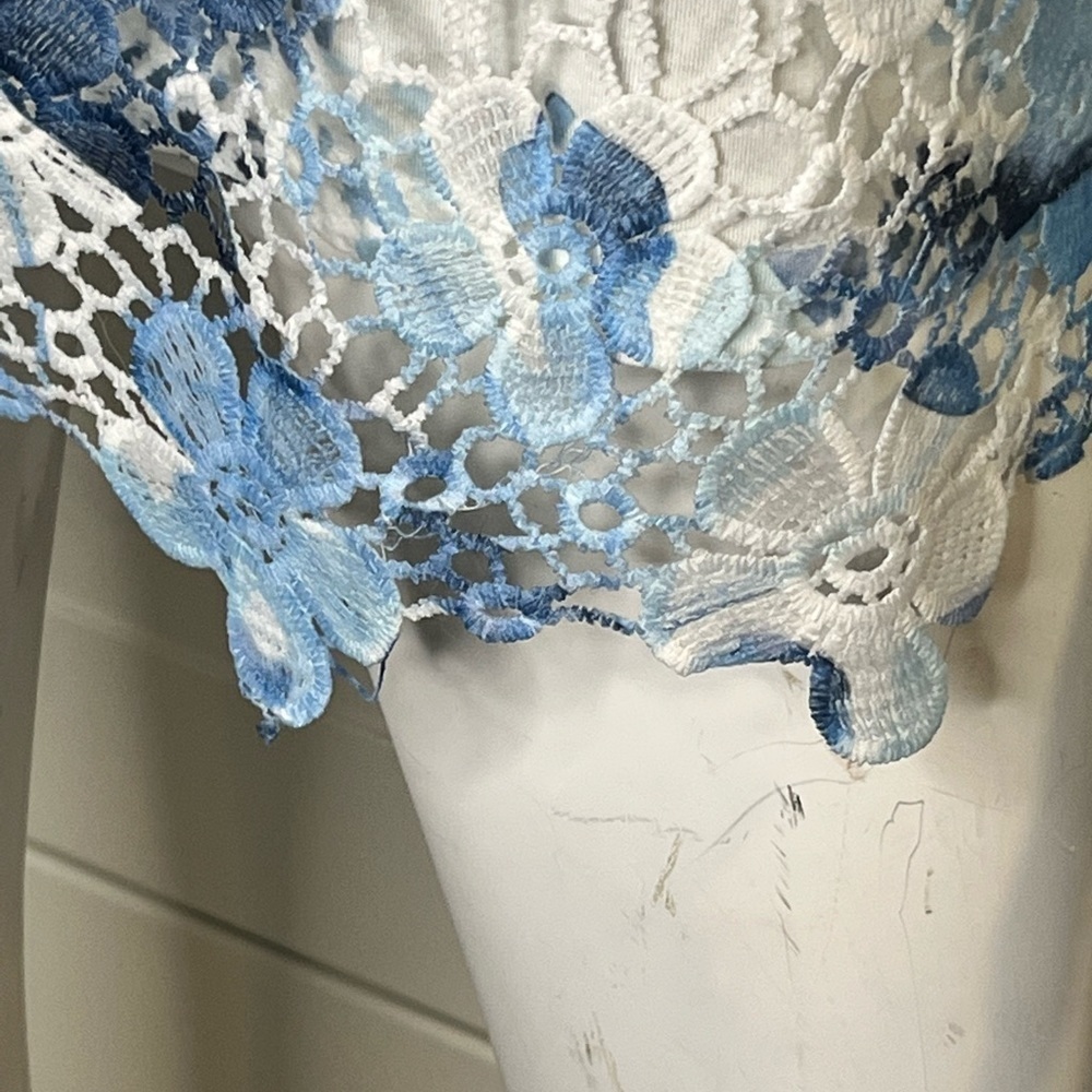 Fresh FX. Size medium. Blue and white. Floral. Overlay. Top. Short sleeve. - Picture 3 of 5